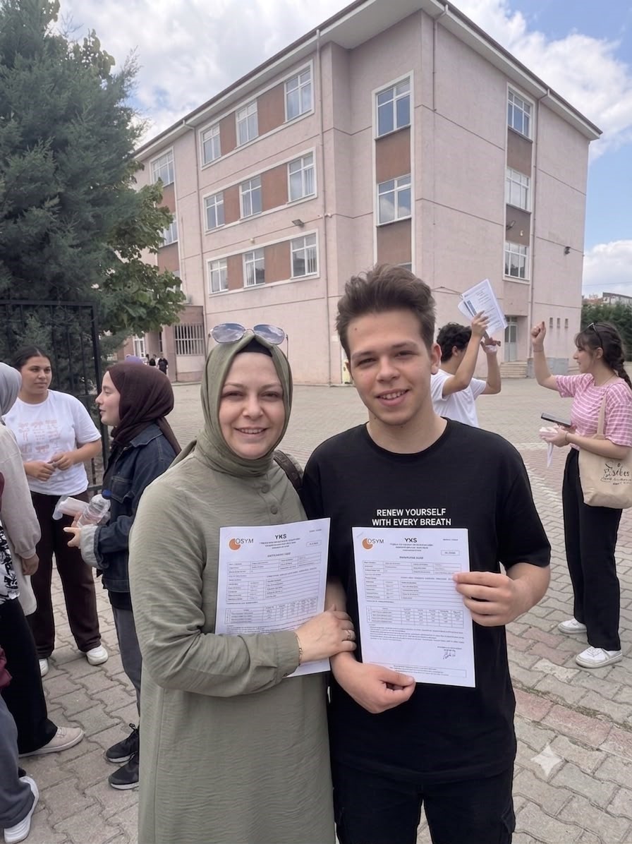 YKS’ye anne-oğul aynı okulda girdi 4 yksye anne ogul ayni okulda girdi 0