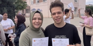 yksye-anne-ogul-ayni-okulda-girdi-w8kIWQV9.jpg
