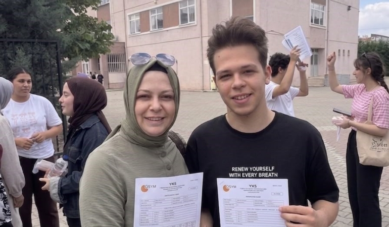 yksye-anne-ogul-ayni-okulda-girdi-w8kIWQV9.jpg
