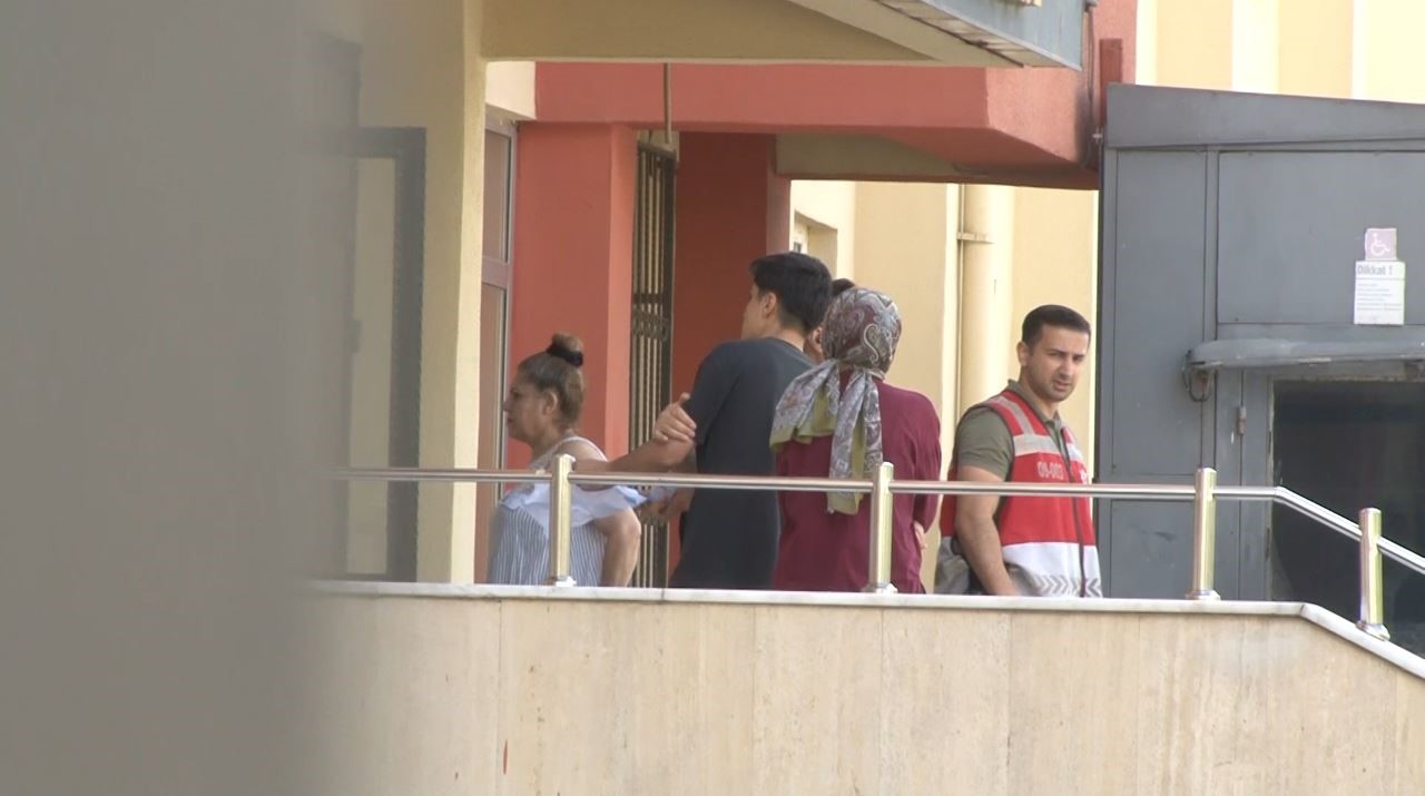 YKS’ye geç kalan adaylar demir parmaklıklara tırmandı 6 yksye gec kalan adaylar demir parmakliklara tirmandi 2 weIr5GVX