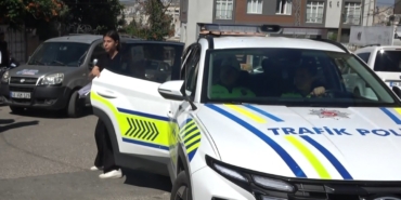 yksye-gec-kaliyordu-trafik-polisleri-yetistirdi-eEYpmGzU.jpg