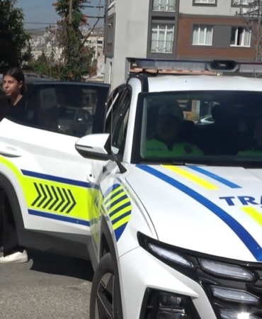 yksye-gec-kaliyordu-trafik-polisleri-yetistirdi-eEYpmGzU.jpg