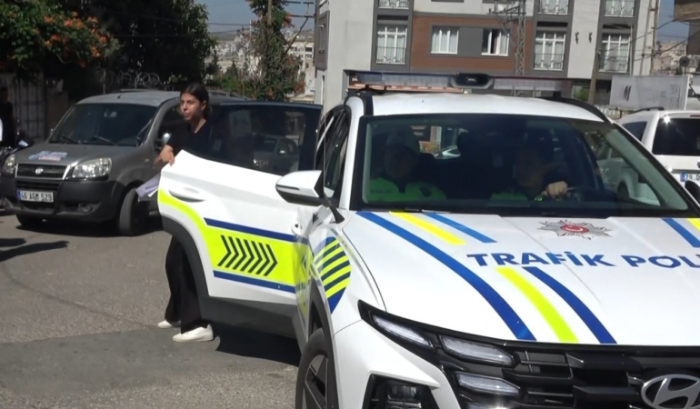 yksye-gec-kaliyordu-trafik-polisleri-yetistirdi-eEYpmGzU.jpg