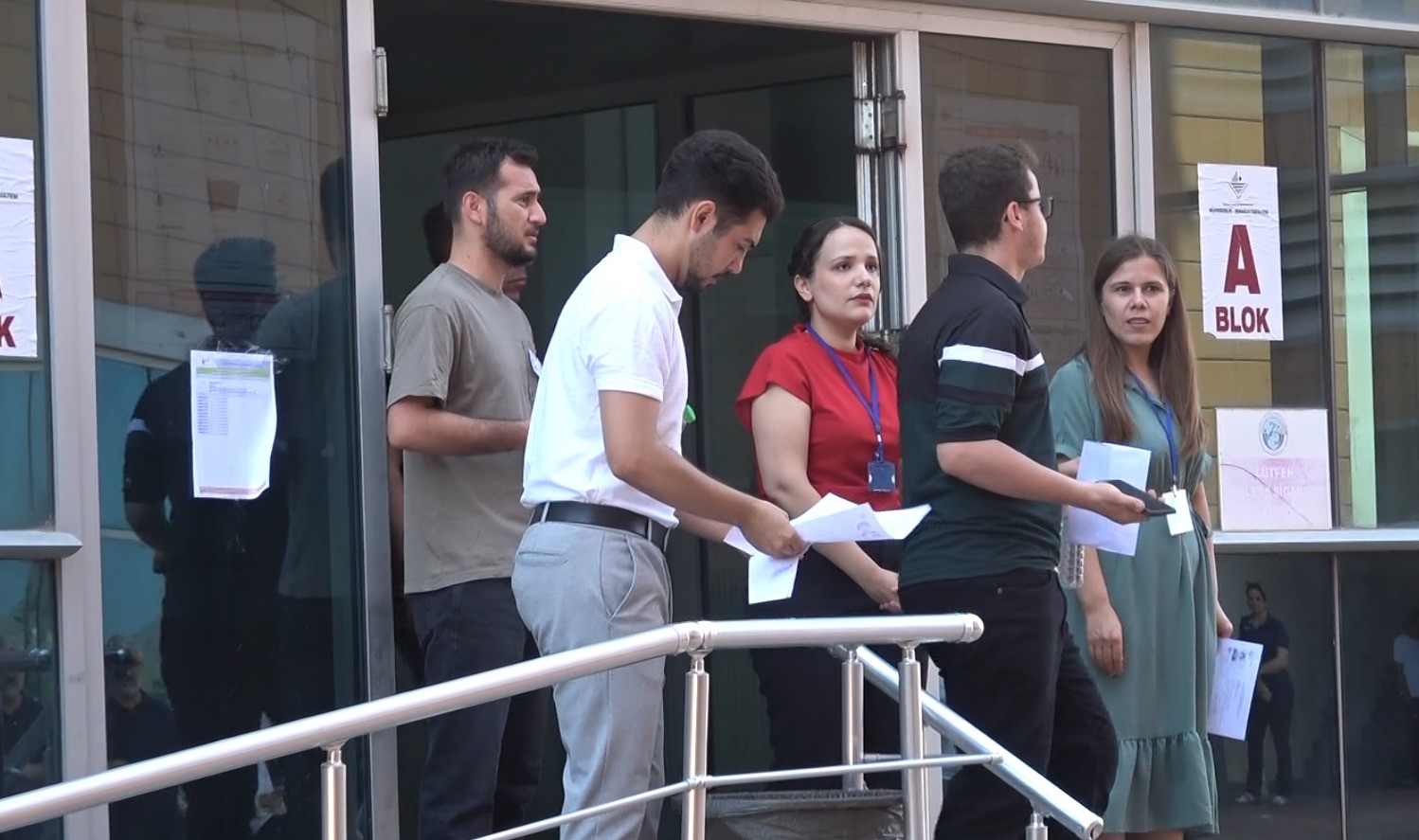 YKS’ye saniyeler kala yetişti: Güvenlik görevlisi motosikletiyle sınava ulaştırdı 6 yksye saniyeler kala yetisti guvenlik gorevlisi motosikletiyle sinava ulastirdi 2 XdlWkC2X