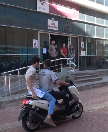 yksye-saniyeler-kala-yetisti-guvenlik-gorevlisi-motosikletiyle-sinava-ulastirdi-et4A48dE.jpg