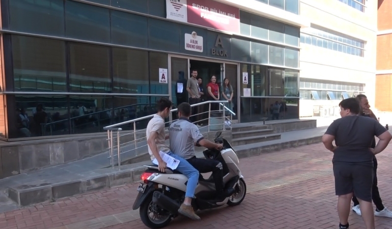 yksye-saniyeler-kala-yetisti-guvenlik-gorevlisi-motosikletiyle-sinava-ulastirdi-et4A48dE.jpg