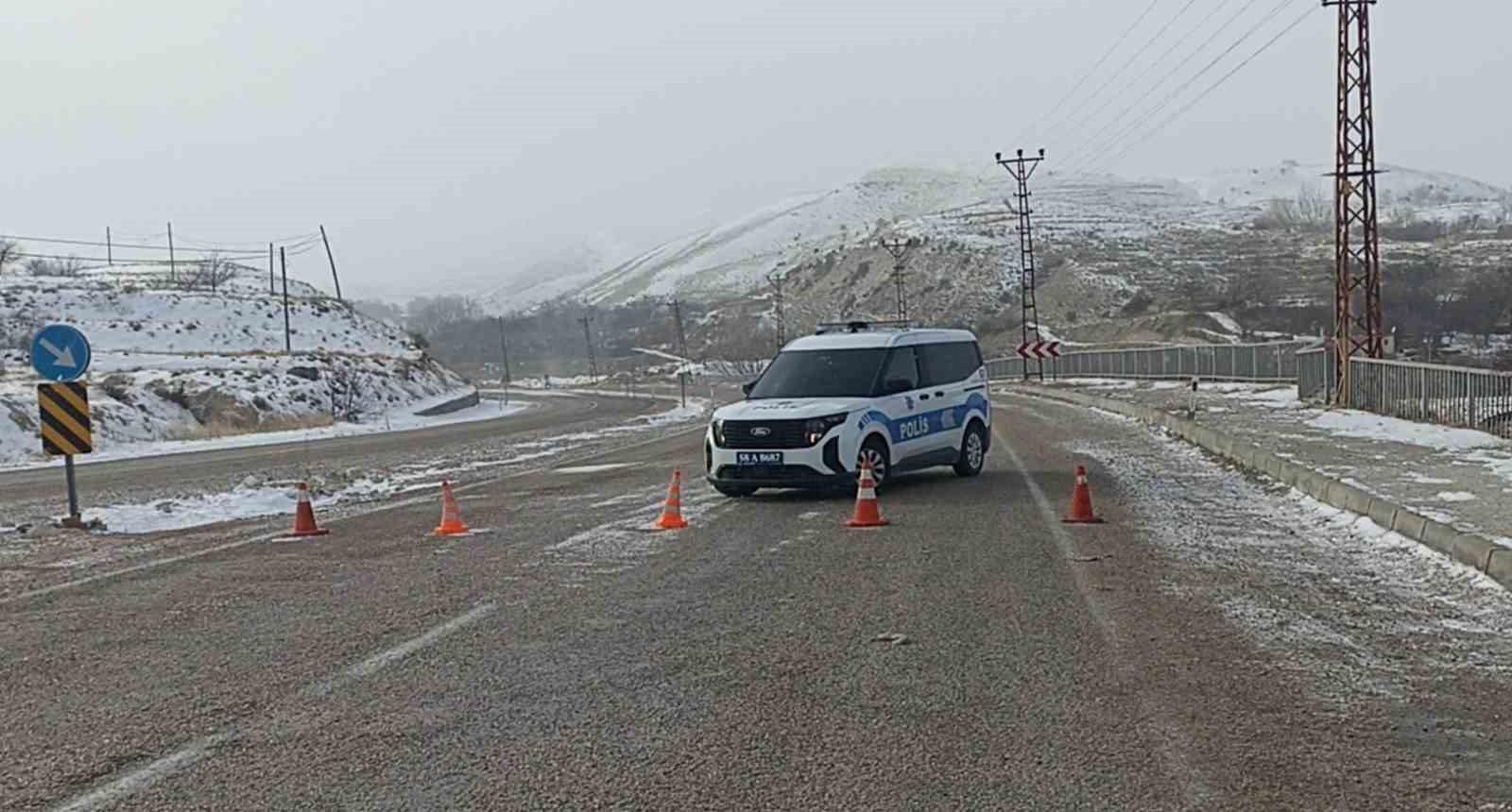 yogun kar ilceyi esir aldi kayseri malatya yolu trafige kapatildi 1 Q5F3Sst8