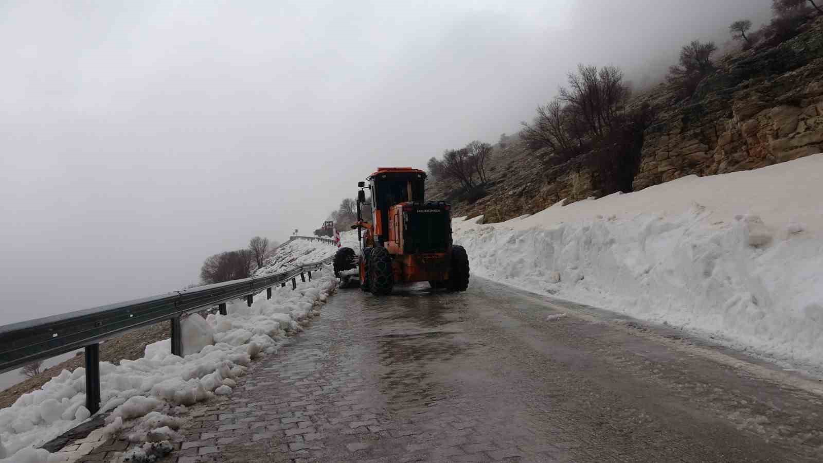 yogun kar nedeniyle kapali olan nemrut dagi yolu aciliyor 2 QPrgQzl1