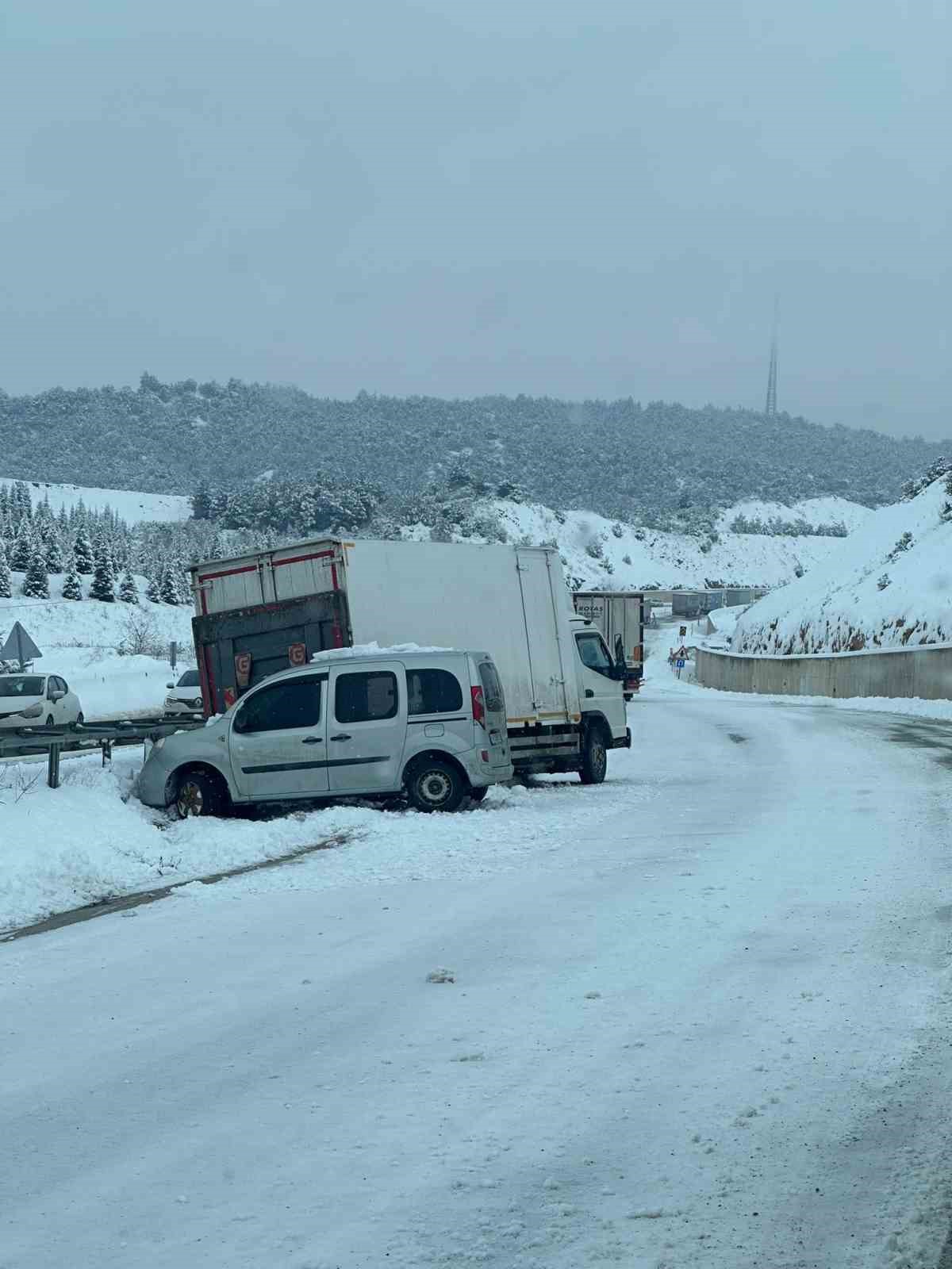 yogun kar nedeniyle niksar erbaa kara yolunda trafik durma noktasina geldi 1 t4AMw73W