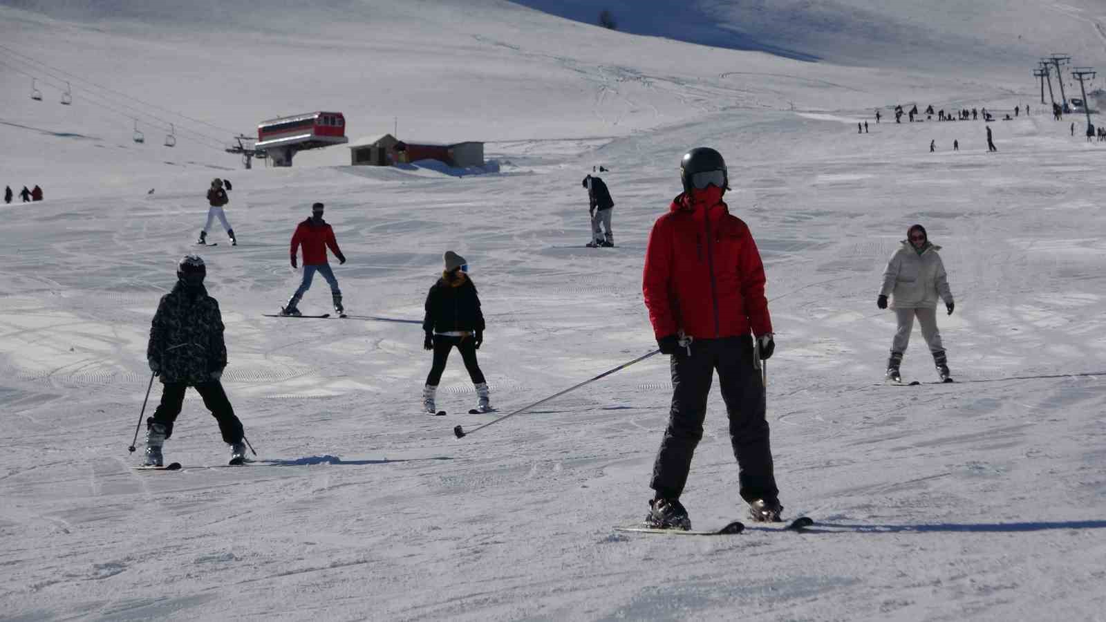 yogun kar yagisi abali kayak merkezini yeniden hareketlendirdi 0 CXryinM5