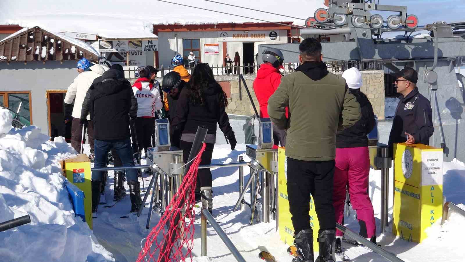 yogun kar yagisi abali kayak merkezini yeniden hareketlendirdi 3 SmMAaSAi