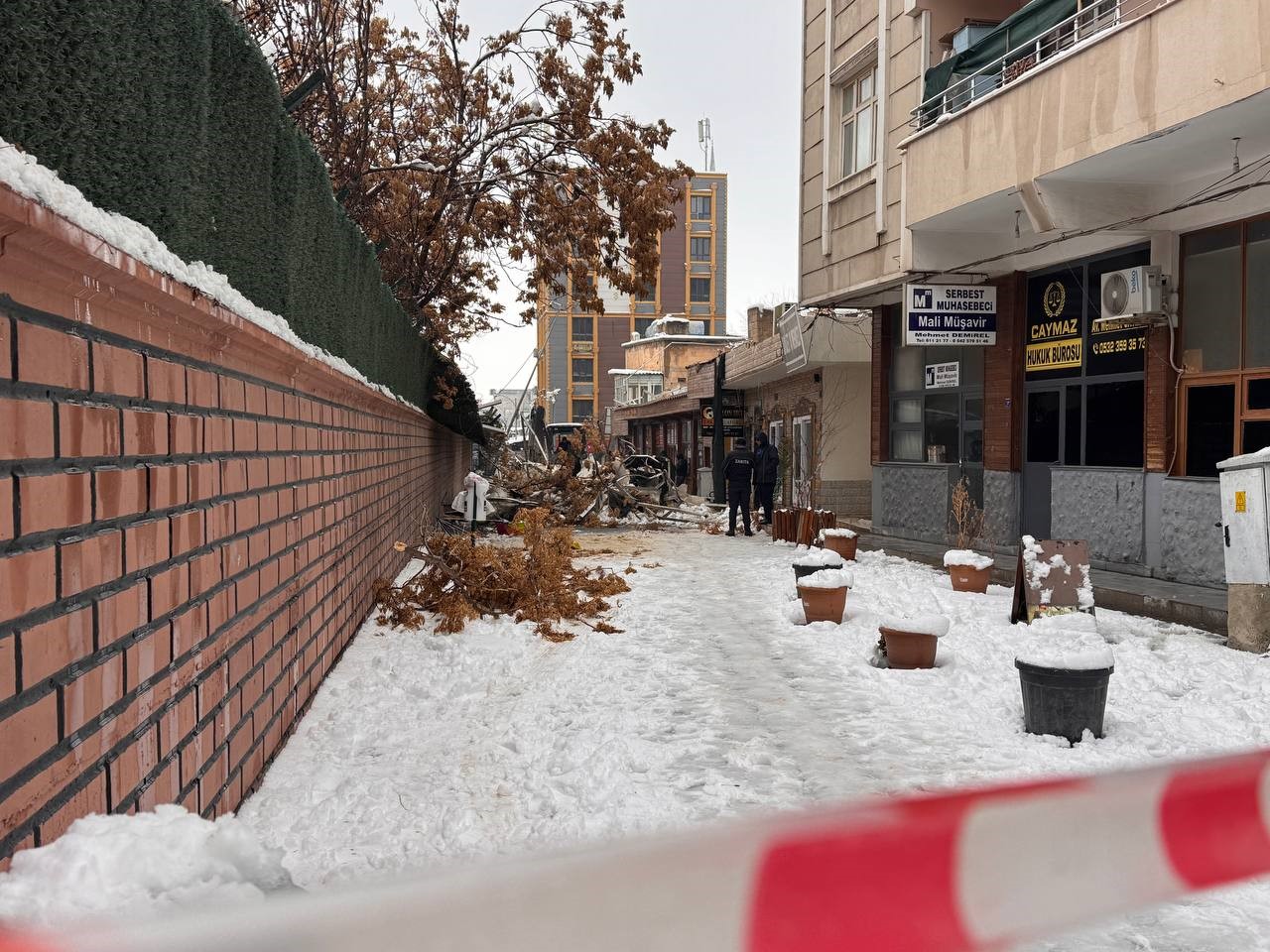 yogun kar yagisi suructaki sanat sokaginda cokmeye neden oldu 1 TA1ZNdlR