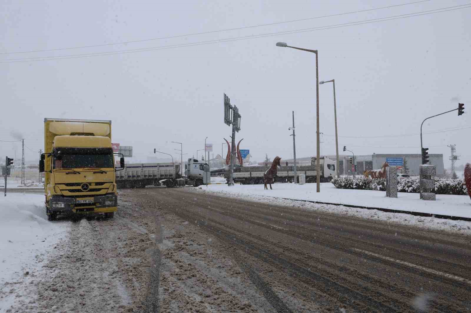 Yoğun kar yağışı ulaşımı etkiledi 8 yogun kar yagisi ulasimi etkiledi 4 BmMSMBug