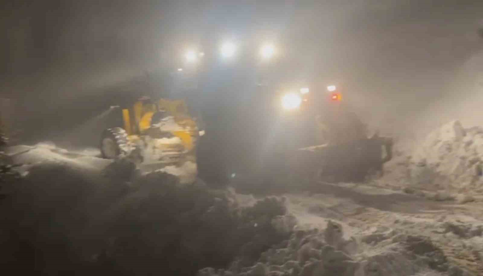 yogun kar yolu kapatti ekipler mahsur kalan araca ulasti 1
