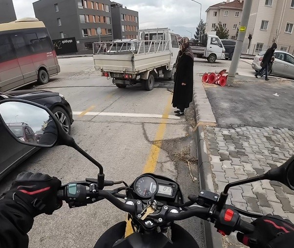 Yoğun trafikte karşıya geçemeyen yaşlı kadının imdadına duyarlı sürücü yetişti 4 yogun trafikte karsiya gecemeyen yasli kadinin imdadina duyarli surucu yetisti 0