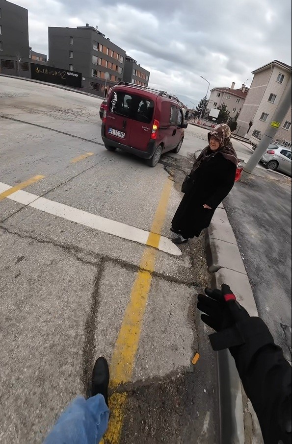 Yoğun trafikte karşıya geçemeyen yaşlı kadının imdadına duyarlı sürücü yetişti 5 yogun trafikte karsiya gecemeyen yasli kadinin imdadina duyarli surucu yetisti 1 jFmPUPEb