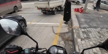 yogun-trafikte-karsiya-gecemeyen-yasli-kadinin-imdadina-duyarli-surucu-yetisti-MZ7GLUEE.jpg