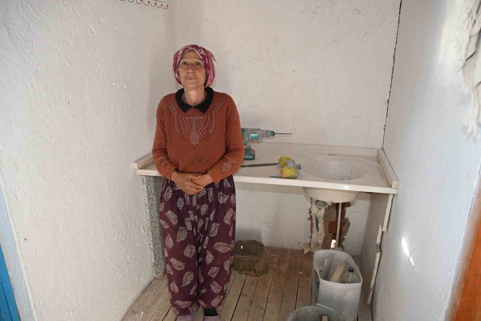 Yokluk içinde yaşadığı evde yapılan düzenlemeler Keziban teyzenin yüzünü güldürdü 5 yokluk icinde yasadigi evde yapilan duzenlemeler keziban teyzenin yuzunu guldurdu 1 eBcqI77s