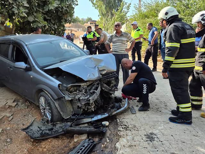 Yokuş aşağı inen otomobil iş makinesine çarptı: 1 ölü 7 yokus asagi inen otomobil is makinesine carpti 1 olu 3 IB4UOzL4