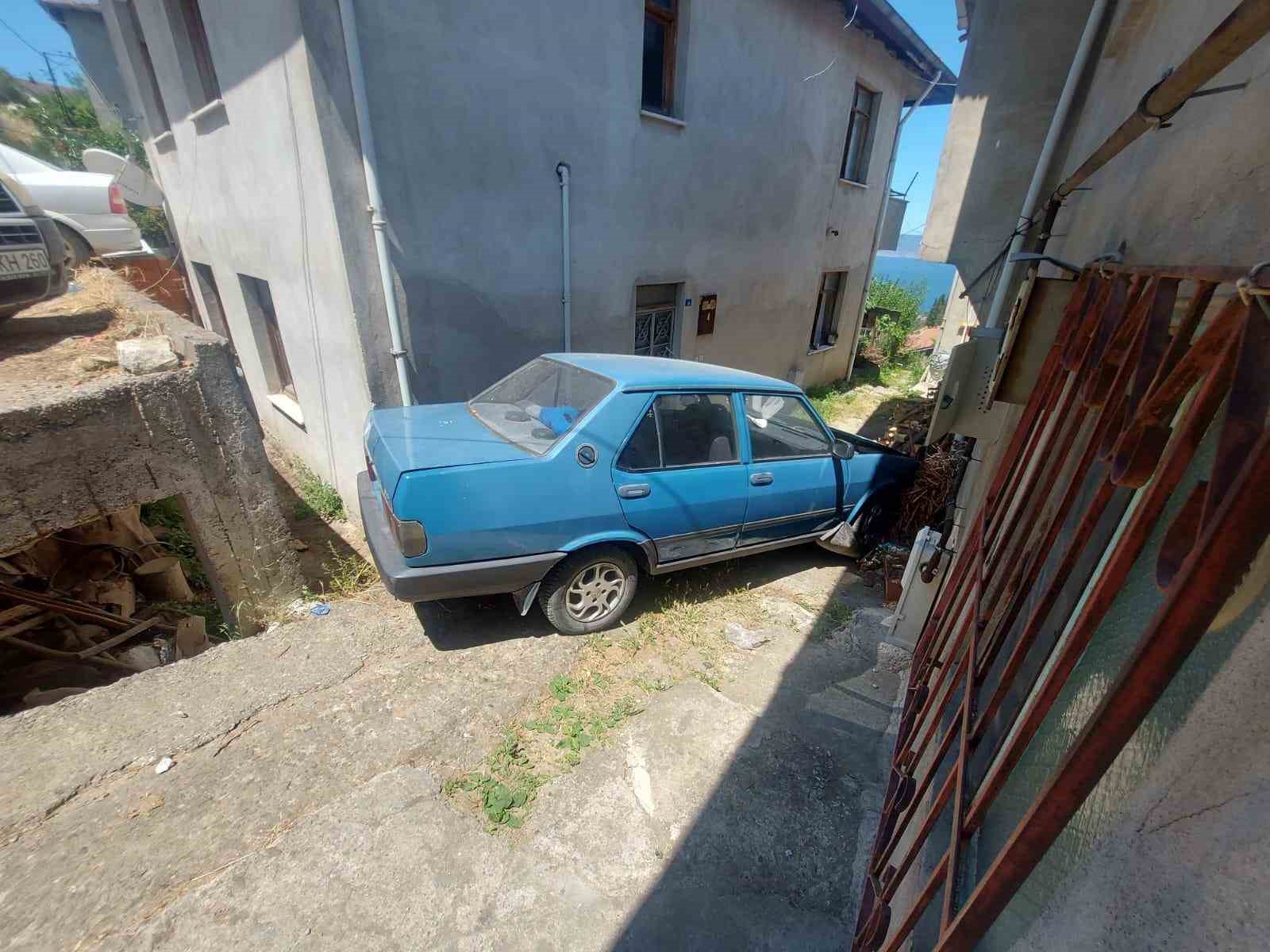 Yokuş aşağı inerken kaza yapıp iki evin arasına düştü 5 yokus asagi inerken kaza yapip iki evin arasina dustu 1 u5QGWNMv