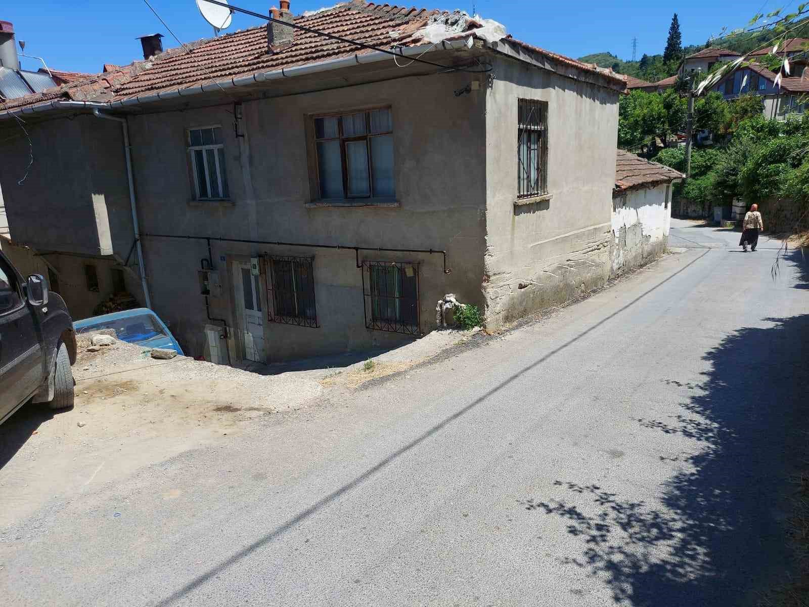 Yokuş aşağı inerken kaza yapıp iki evin arasına düştü 6 yokus asagi inerken kaza yapip iki evin arasina dustu 2 jjqDCE3i