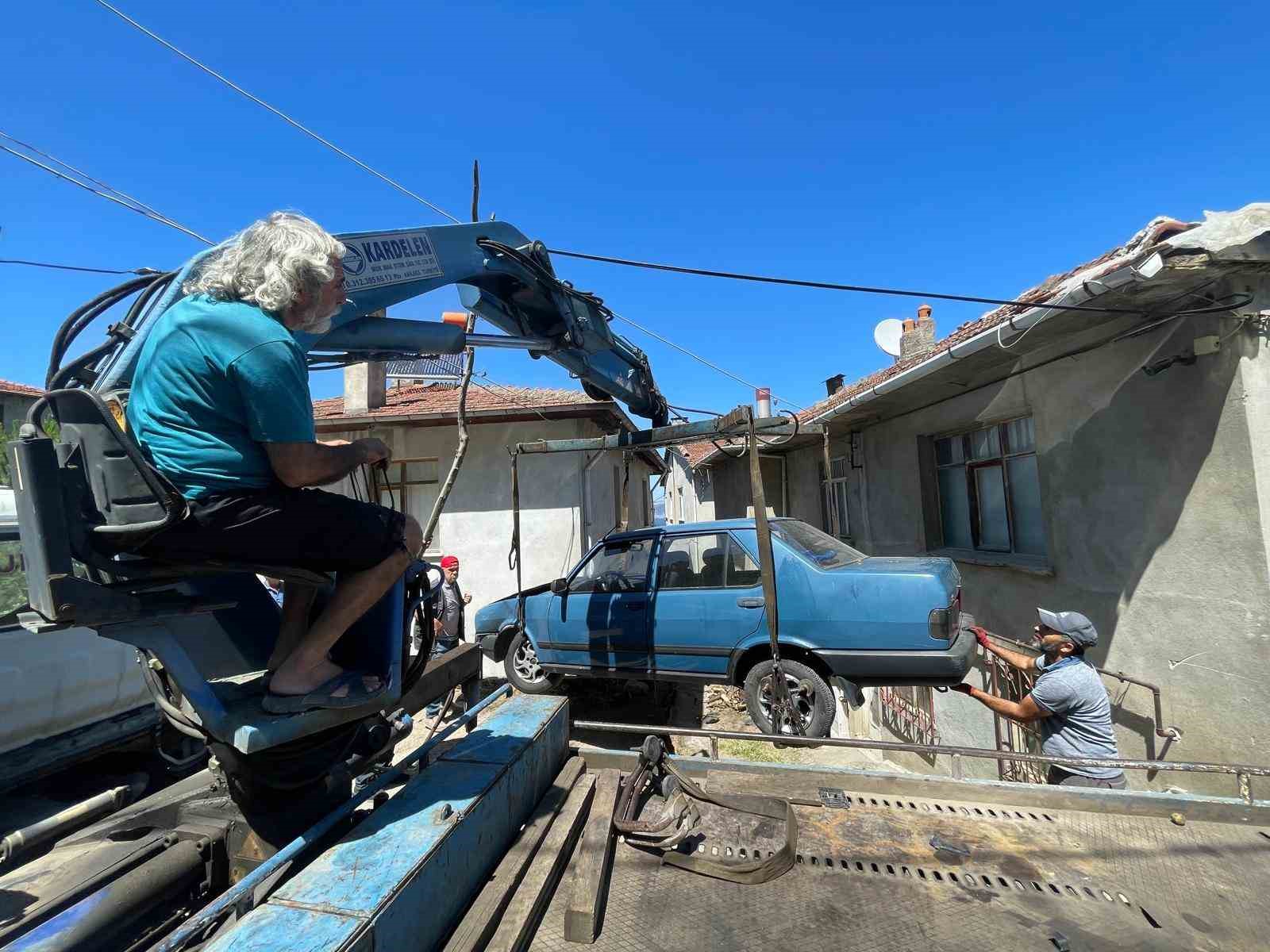 Yokuş aşağı inerken kaza yapıp iki evin arasına düştü 7 yokus asagi inerken kaza yapip iki evin arasina dustu 3