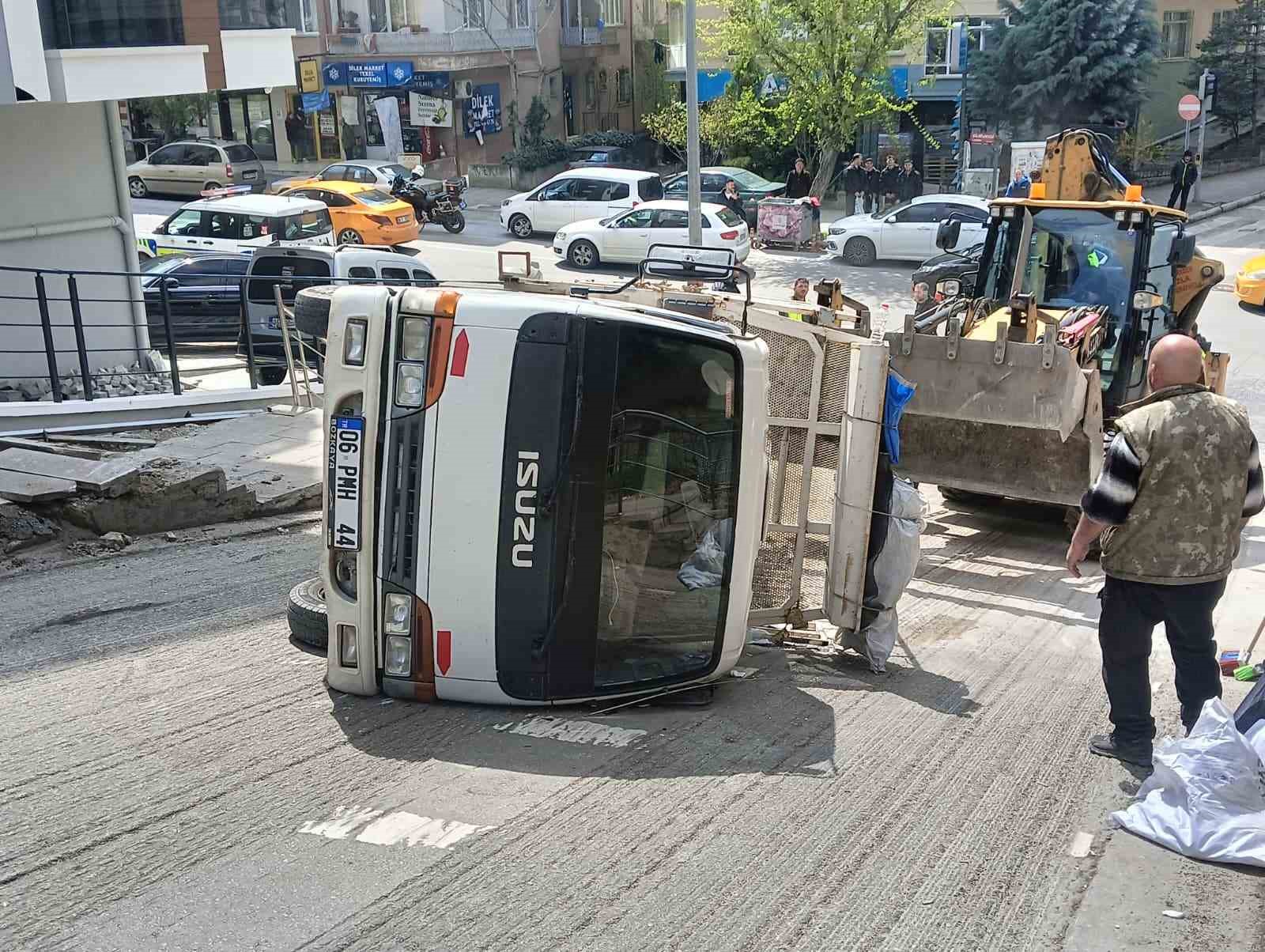 yokusta ilerleyemeyen kamyonetini araclara carpmamak icin bilerek devirdigini iddia etti 1 qTIWXaag