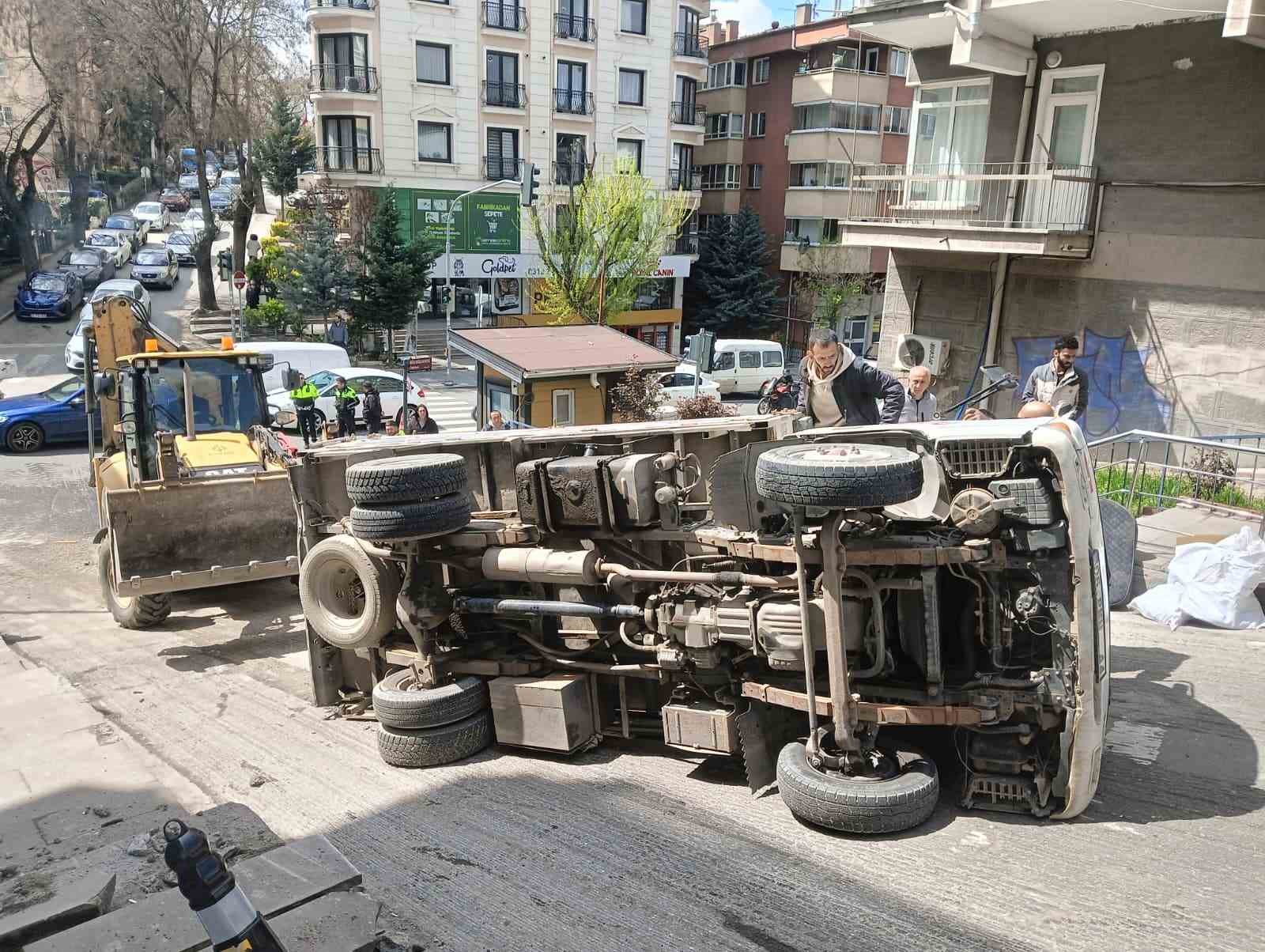 yokusta ilerleyemeyen kamyonetini araclara carpmamak icin bilerek devirdigini iddia etti 2 HZh3dYmg