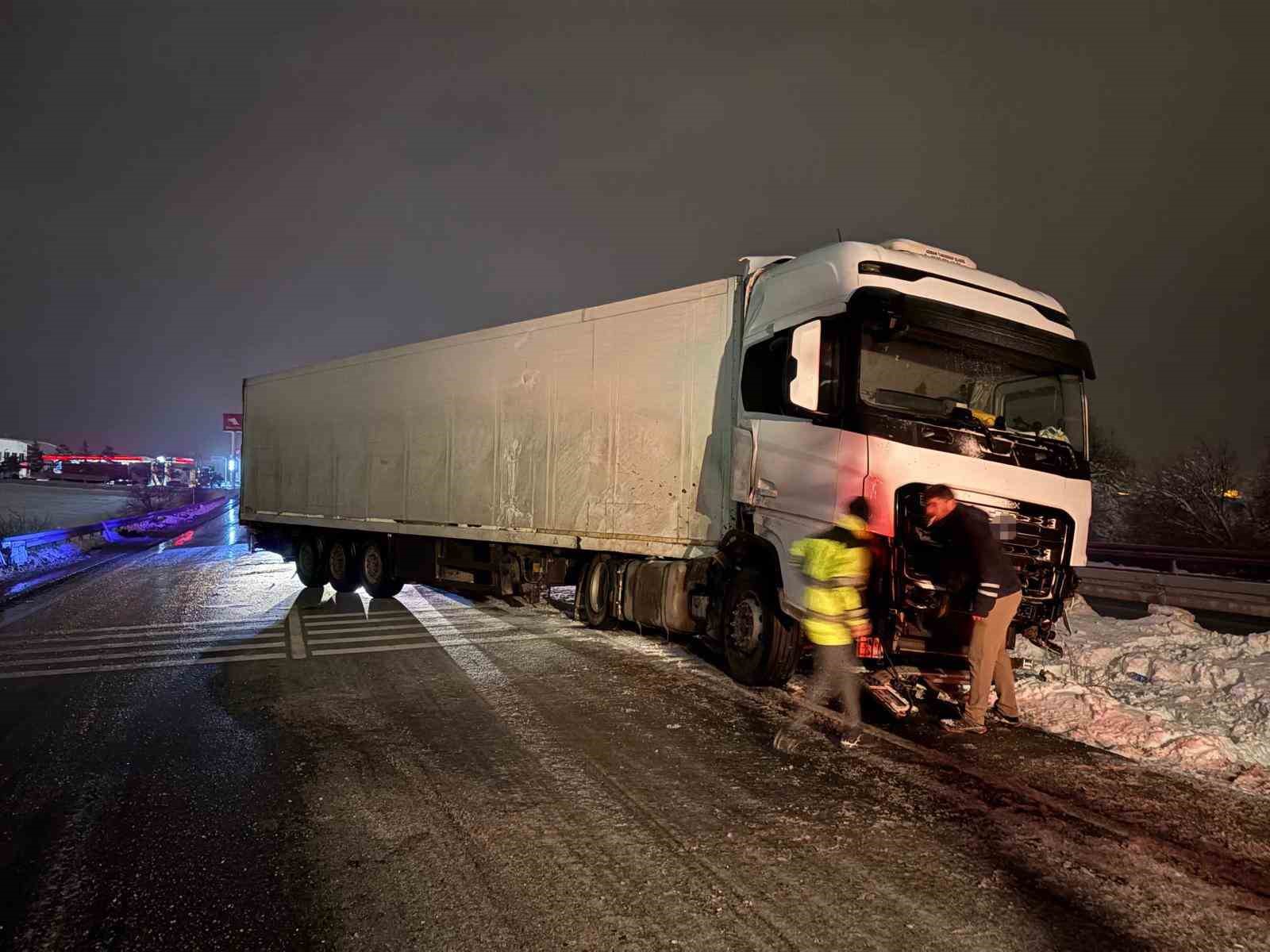 yol buzlandi tirlar makasladi 1 3MJULQLs