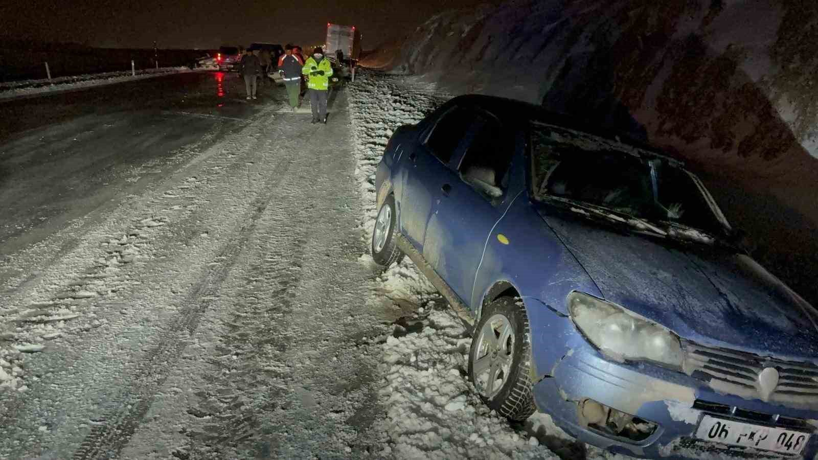 yol buzlandi tirlar makasladi 3 CkaO2UTC