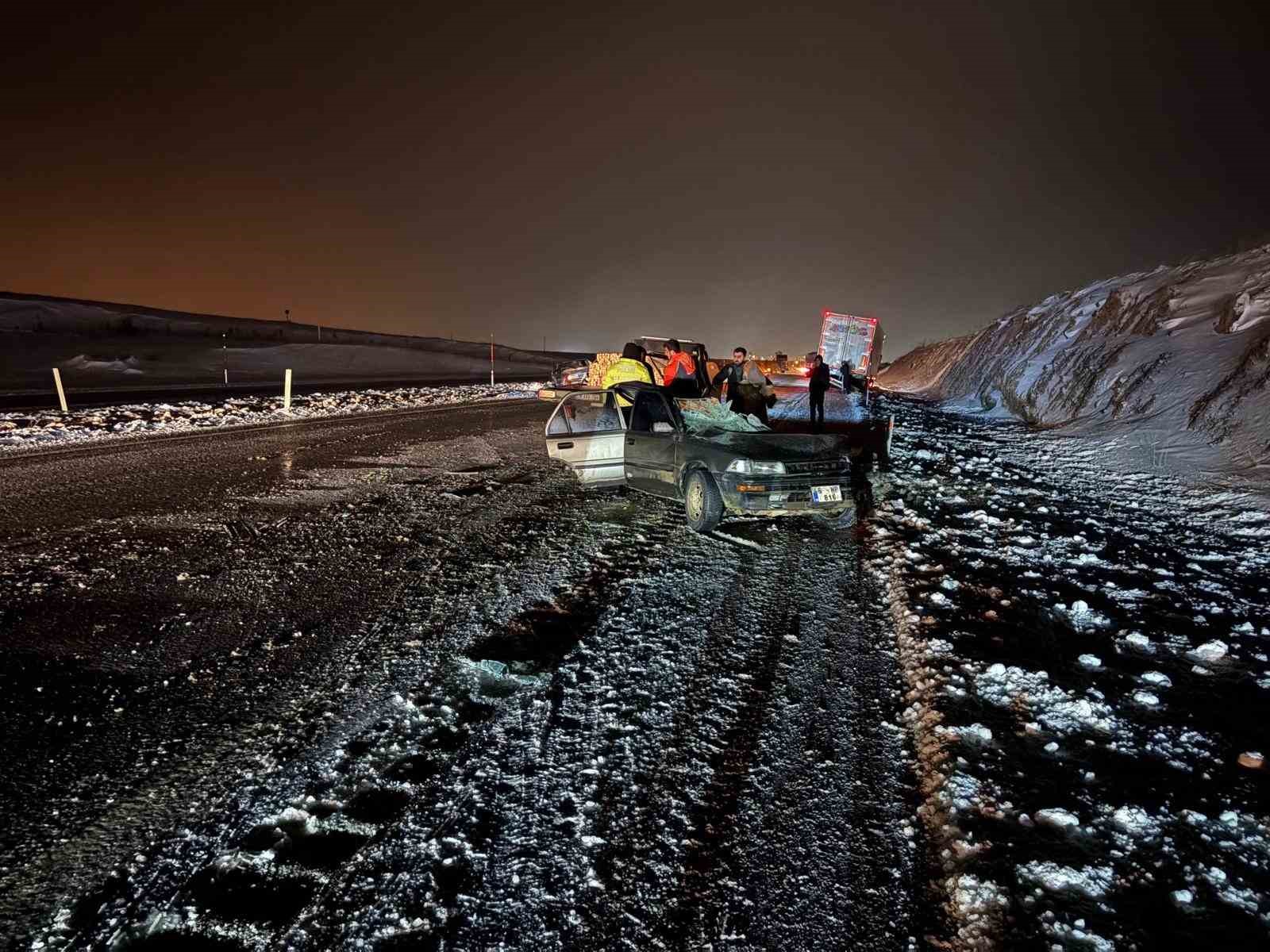yol buzlandi tirlar makasladi 4 UKtQky8T