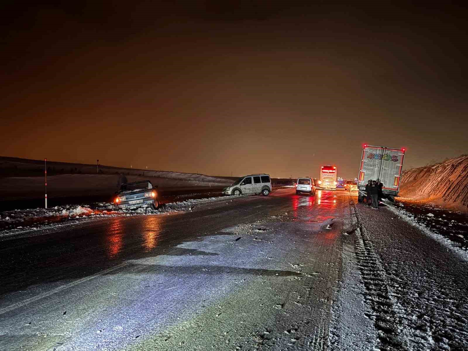 yol buzlandi tirlar makasladi 6 98X7siA3