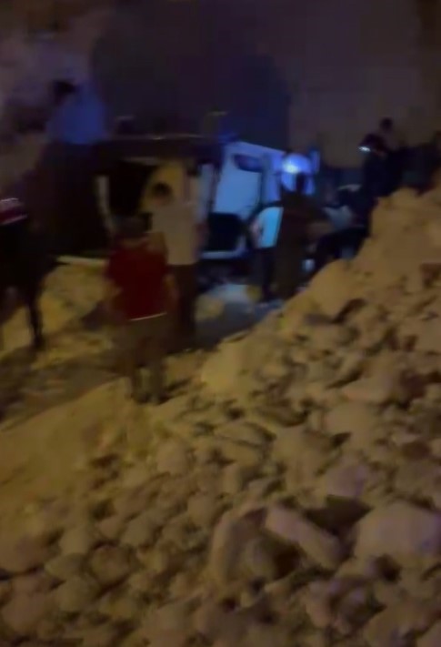 yol calisma alandaki cukura dusen otomobildeki 3 kisi yaralandi 0 nvNMNHrI