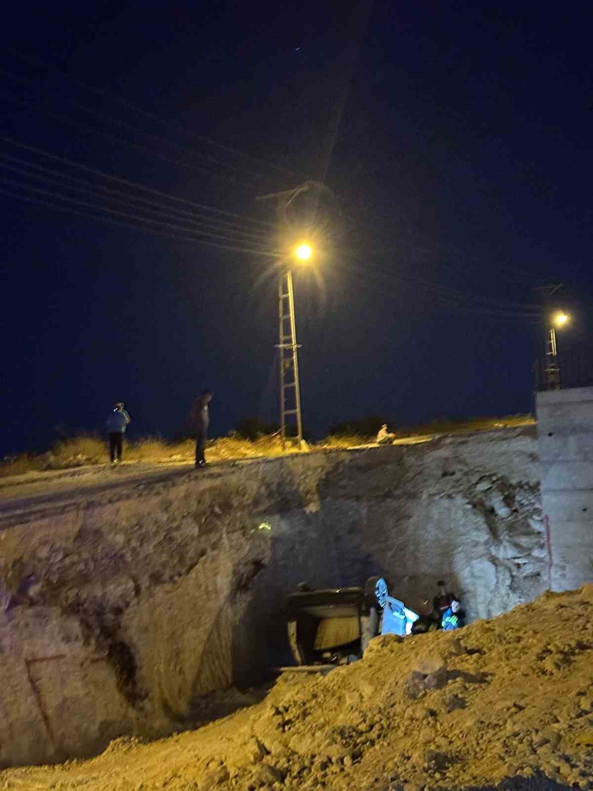 yol calisma alandaki cukura dusen otomobildeki 3 kisi yaralandi 2