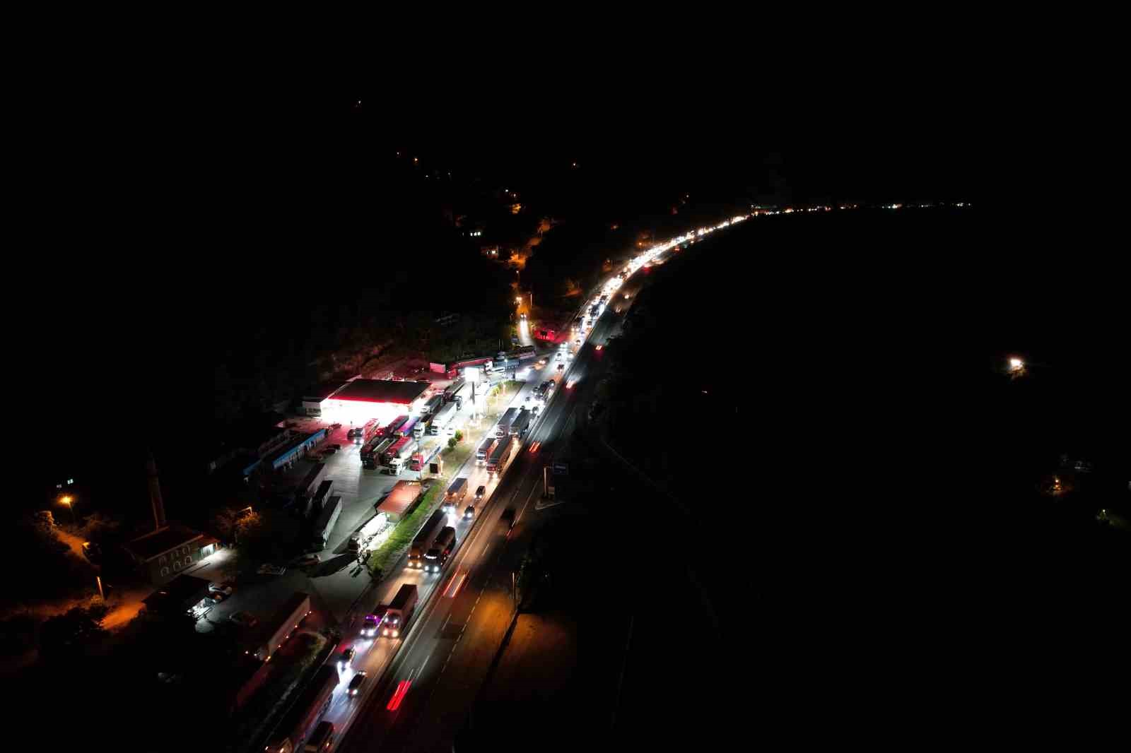 yol calismasi ve trafik kazasi birlesince sakarya d 650 karayolunda trafik kilitledi 0 gZfUsRUW