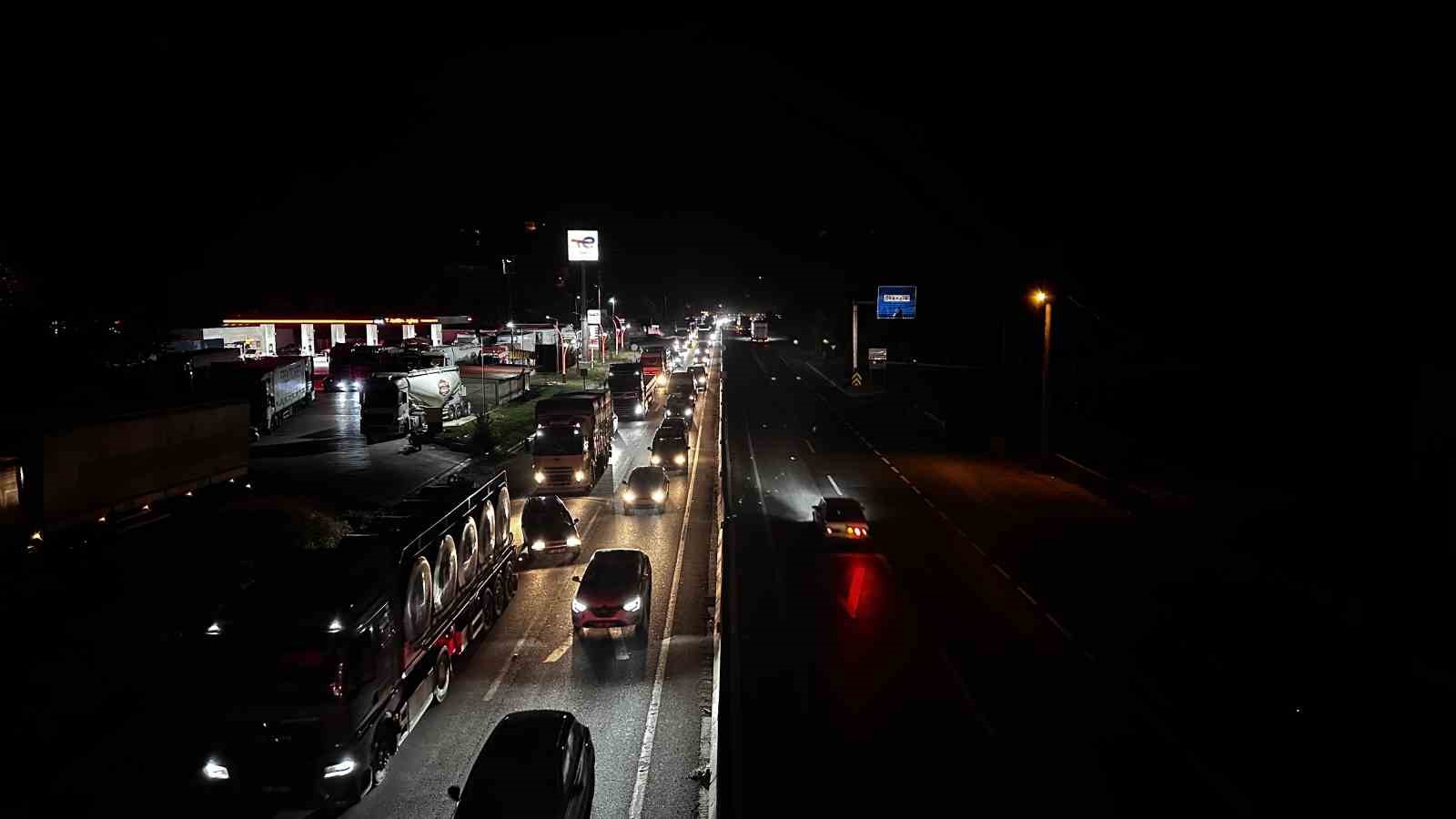yol calismasi ve trafik kazasi birlesince sakarya d 650 karayolunda trafik kilitledi 1 wuAlpFhl