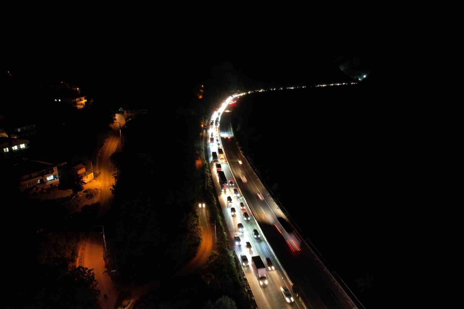 yol calismasi ve trafik kazasi birlesince sakarya d 650 karayolunda trafik kilitledi 2 vqWwXmHg