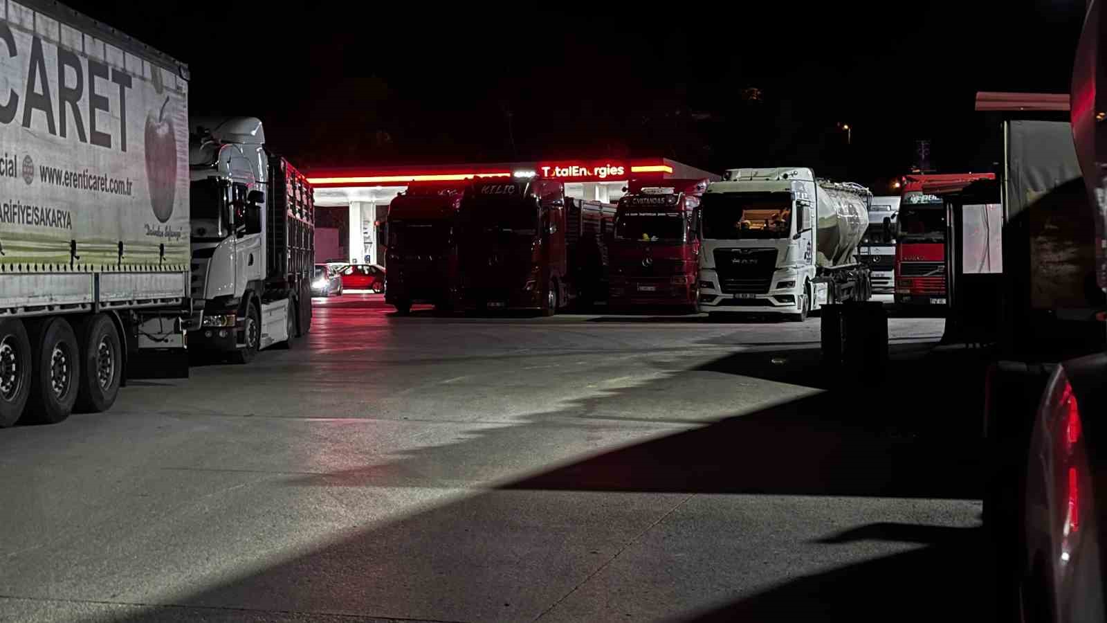 yol calismasi ve trafik kazasi birlesince sakarya d 650 karayolunda trafik kilitledi 3 SdZjzDXm