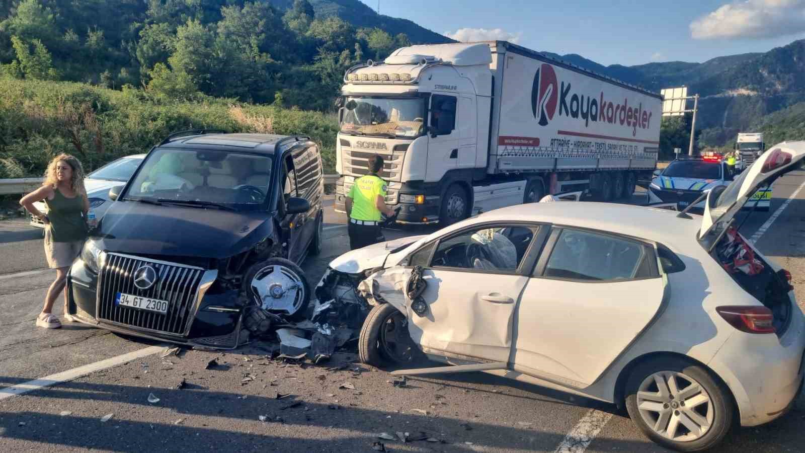 yol calismasi ve trafik kazasi birlesince sakarya d 650 karayolunda trafik kilitledi 4 PYUIlrCf