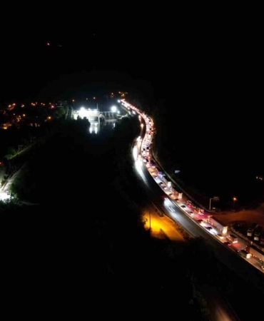 yol-calismasi-ve-trafik-kazasi-birlesince-sakarya-d-650-karayolunda-trafik-kilitledi-NxugTuAZ.jpg