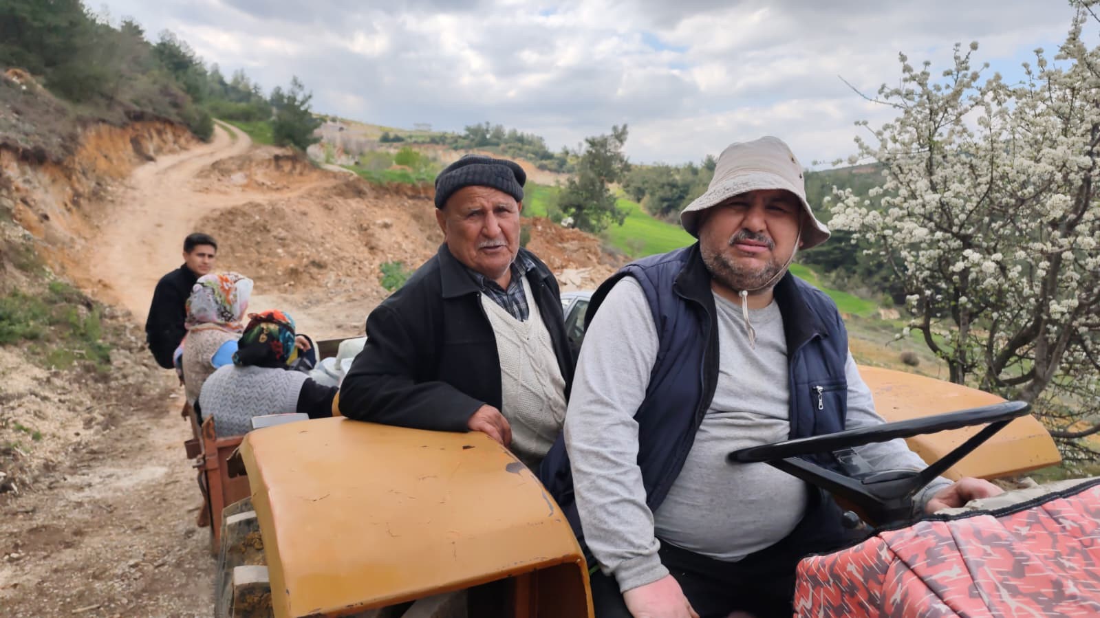 yol coktu mahalleli 3 aydir tarlasina yuruyerek gidiyor 1 tVQJmtqb