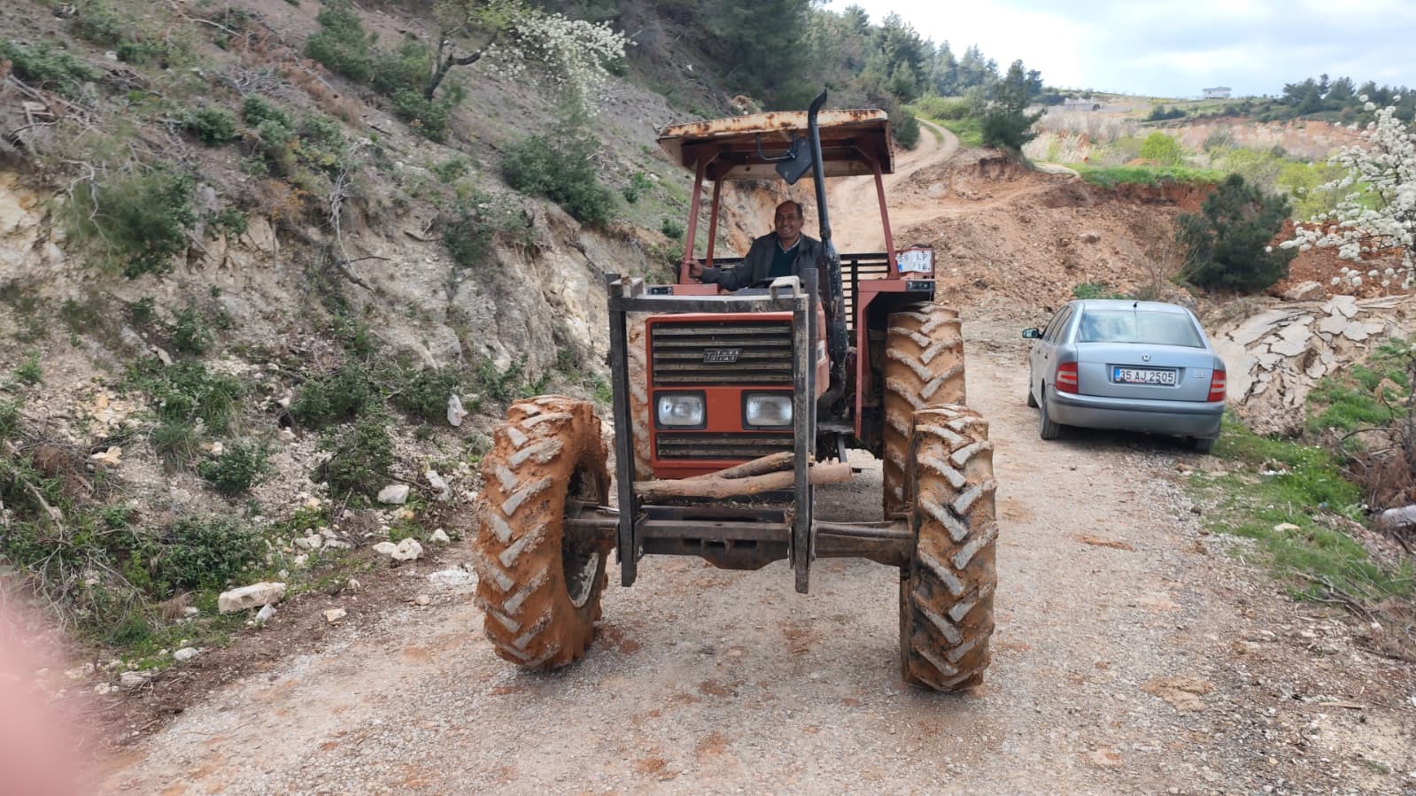 yol coktu mahalleli 3 aydir tarlasina yuruyerek gidiyor 2 I4GND41m