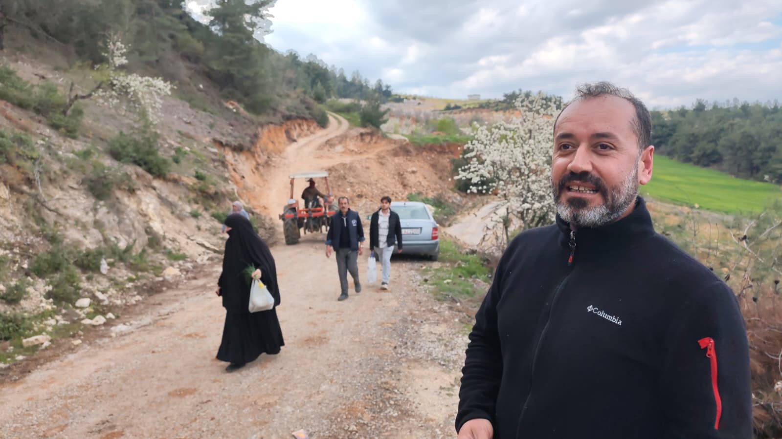 yol coktu mahalleli 3 aydir tarlasina yuruyerek gidiyor 3 g5NnLvyI