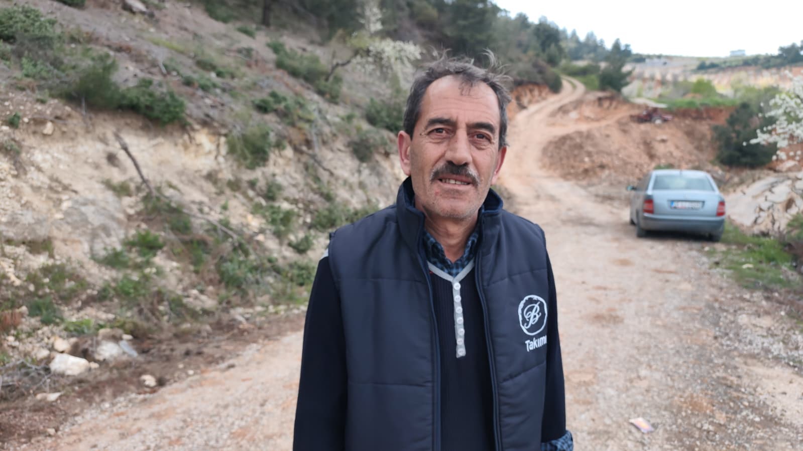yol coktu mahalleli 3 aydir tarlasina yuruyerek gidiyor 4
