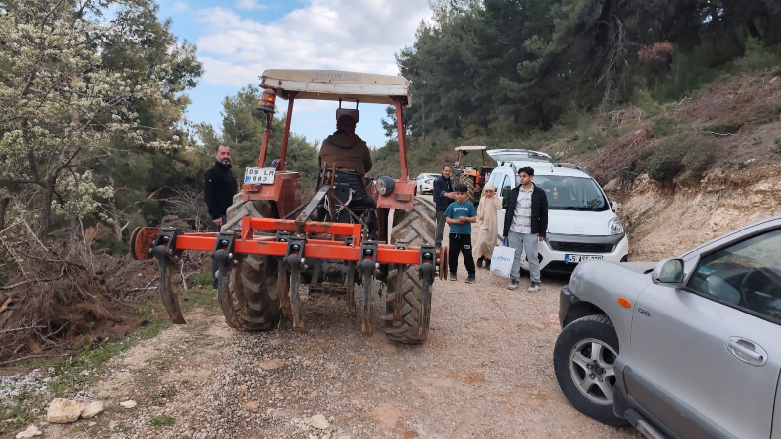 yol coktu mahalleli 3 aydir tarlasina yuruyerek gidiyor 5 NSOq9mjT