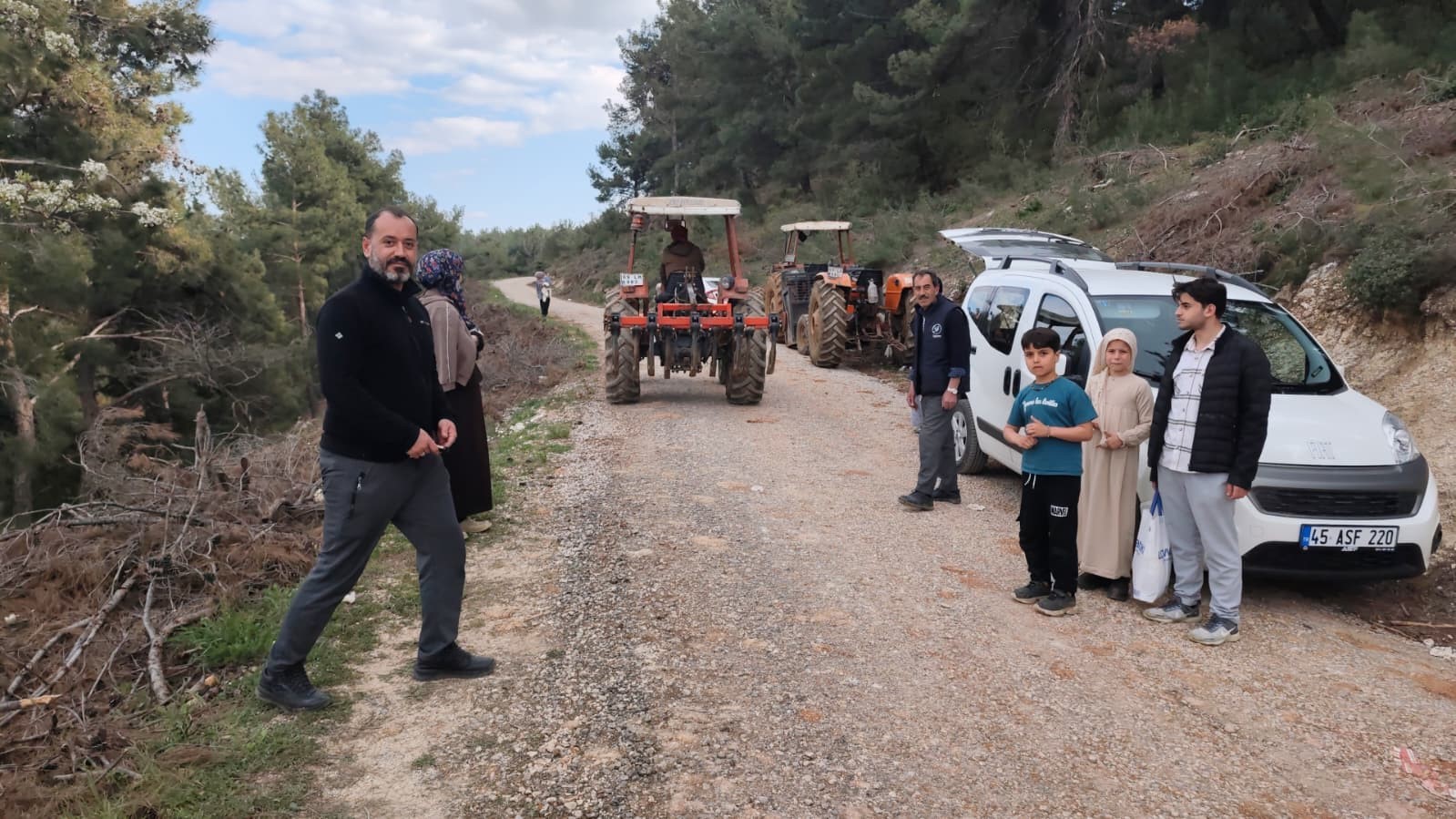 yol coktu mahalleli 3 aydir tarlasina yuruyerek gidiyor 6 p9HDHyK7
