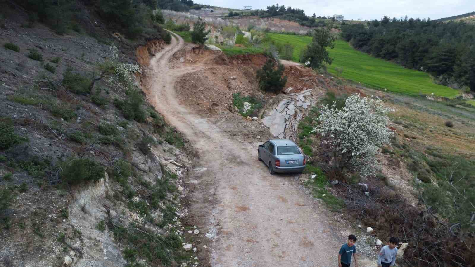 yol coktu mahalleli 3 aydir tarlasina yuruyerek gidiyor 7 Z6lJ2MfR