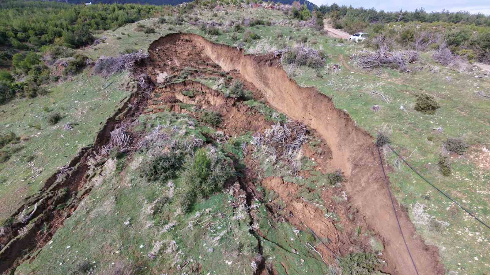 yol coktu mahalleli 3 aydir tarlasina yuruyerek gidiyor 9 ZcReyBAM