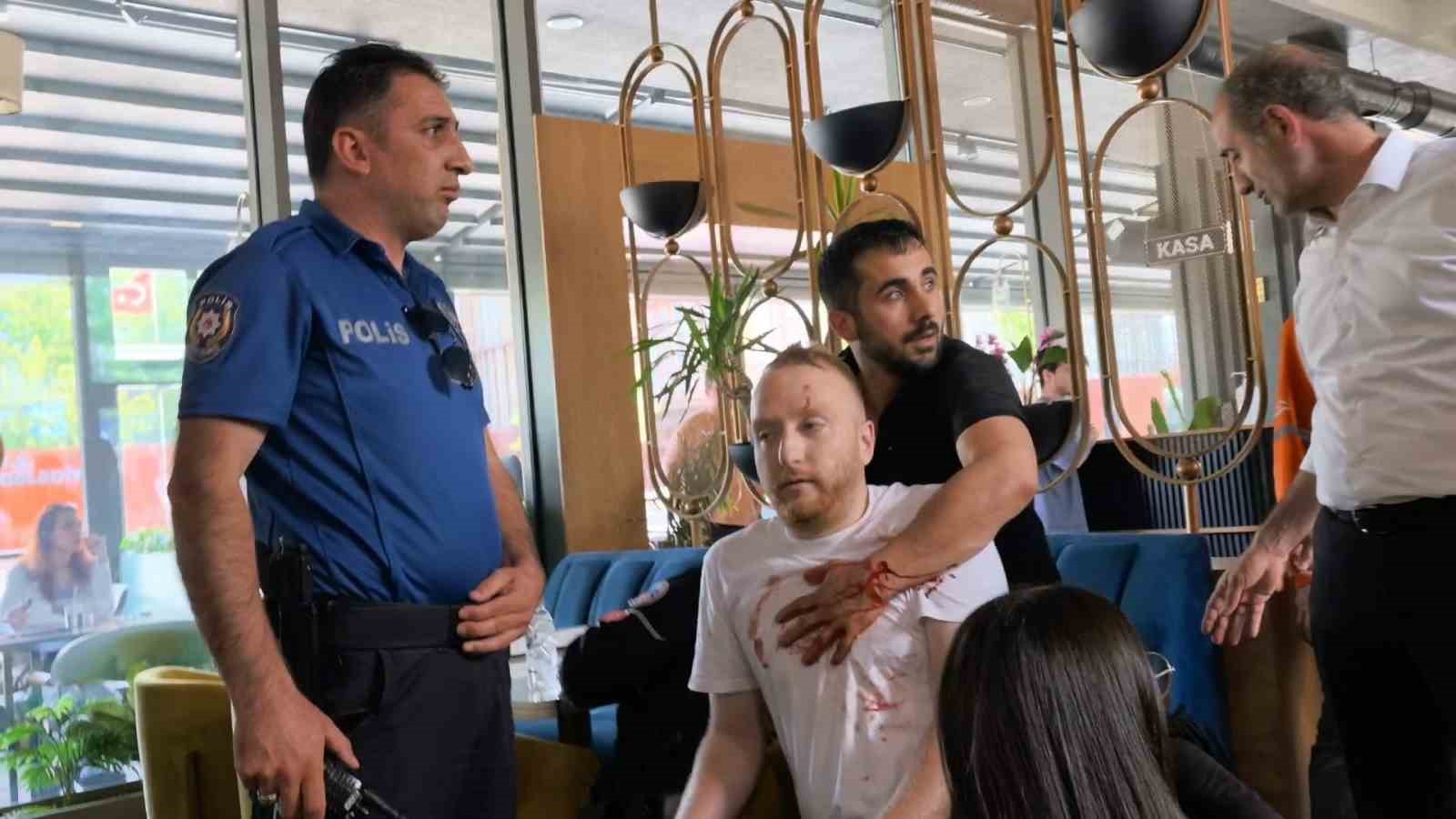 Yol kavgasında kan aktı: 1’i ağır 4 kişi bıçakla, 1 polis memuru arbede sonucu yaralandı 4 yol kavgasinda kan akti 1i agir 4 kisi bicakla 1 polis memuru arbede sonucu 7VMB6eZQ