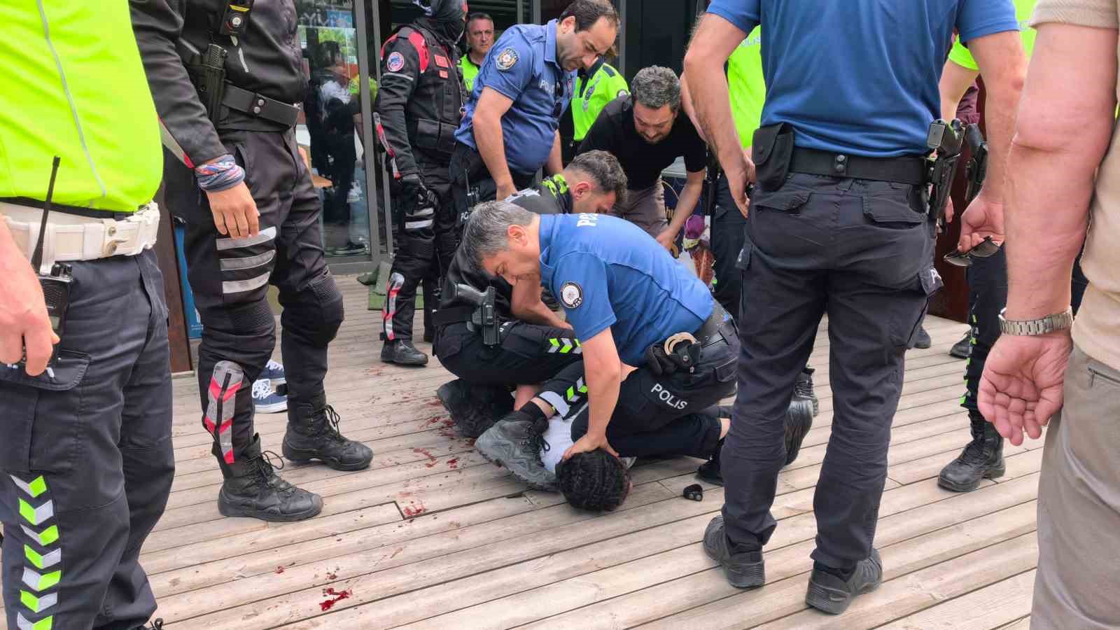 Yol kavgasında kan aktı: 1’i ağır 4 kişi bıçakla, 1 polis memuru arbede sonucu yaralandı 9 yol kavgasinda kan akti 1i agir 4 kisi bicakla 1 polis memuru arbede sonucu VsAzHcrL